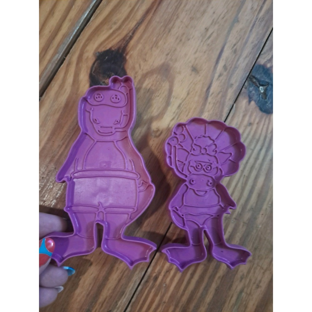 Wiltons Barney and Friends Plastic Purple Cookie Cutters Set Of 2 j20